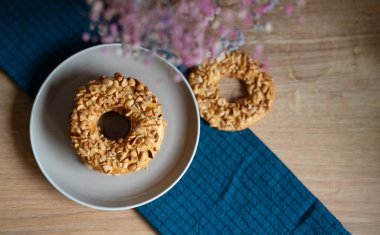 Yerfıstığı ve halka kurabiyeleri ahşap masada..