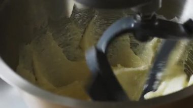 Gezegen karıştırıcısı metal kasede hamur yoğuruyor.