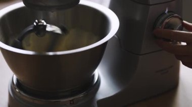 Gezegen karıştırıcısı metal kasede hamur yoğuruyor.