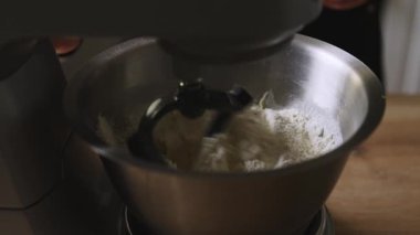 Gezegen karıştırıcısı metal kasede hamur yoğuruyor.