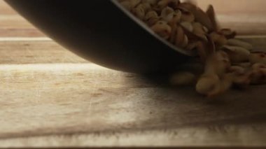 Kızarmış fıstık, yemeye ya da pişirmeye hazır..