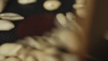 Kızarmış fıstık, yemeye ya da pişirmeye hazır..