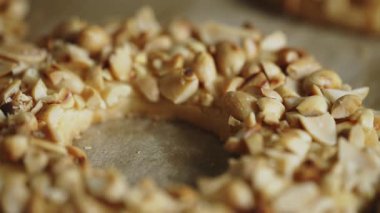 Fırında pişmiş fıstıklı kum halkaları..