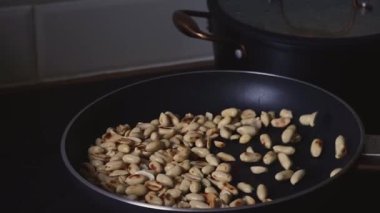 Yavaş çekim fıstık kızartma tavasına atılmış..