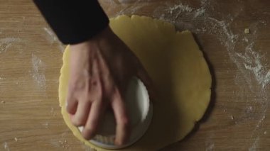 Şef cam ile kurabiye hamuru şekilleri kesiyor..