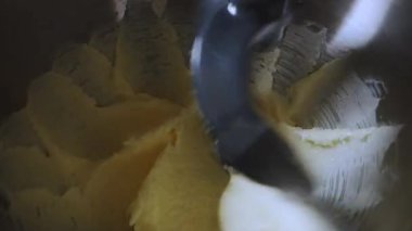 Gezegen karıştırıcısı metal kasede hamur yoğuruyor.