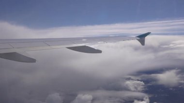 Kanat bir uçağı, penceresinden görüntülemek.