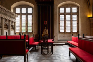 Prag Kraliyet Sarayı 'ndaki Altın Taht' la taç giyme töreni salonu..