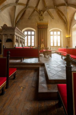 Prag Kraliyet Sarayı 'ndaki Altın Taht' la taç giyme töreni salonu..