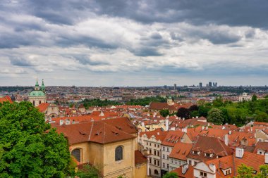 Prag 'ın kırmızı çatıları olan yaz şehirleri.
