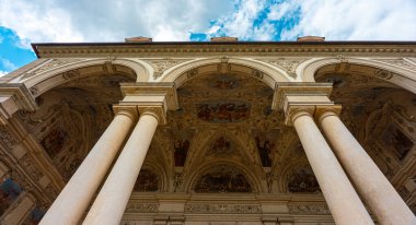 Prag 'daki Barok Waldstein Sarayı süslemeli sütunlu.