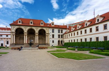 Prag 'daki Barok Waldstein Sarayı süslemeli sütunlu.