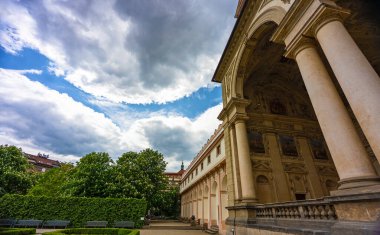 Prag 'daki Barok Waldstein Sarayı süslemeli sütunlu.