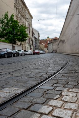 Prag 'daki Cobblestone Caddesi' ndeki tramvay rayları..
