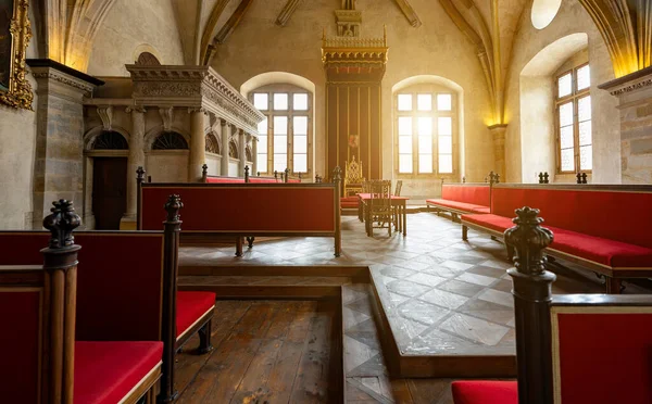 Prag Kraliyet Sarayı 'ndaki Altın Taht' la taç giyme töreni salonu..