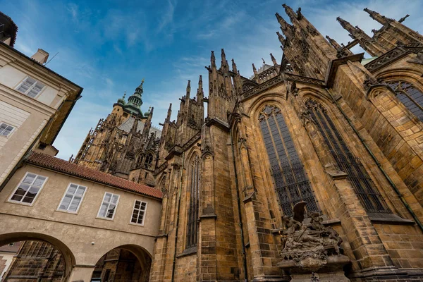Prag Kalesindeki Gotik Aziz Vitus Katedrali.