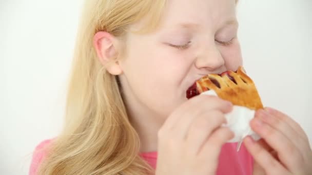 Rubia chica come pastel de cereza sobre fondo blanco de cerca — Vídeo de stock