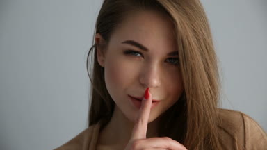 olumlu bir gri duvara poz güzel mutlu kız