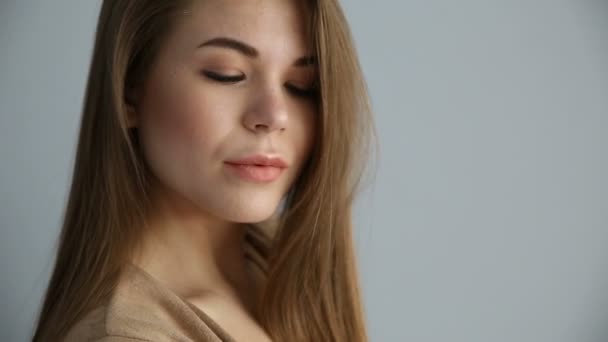 Hermosa Chica Feliz Posando Positivamente Contra Una Pared Gris — Vídeo de stock