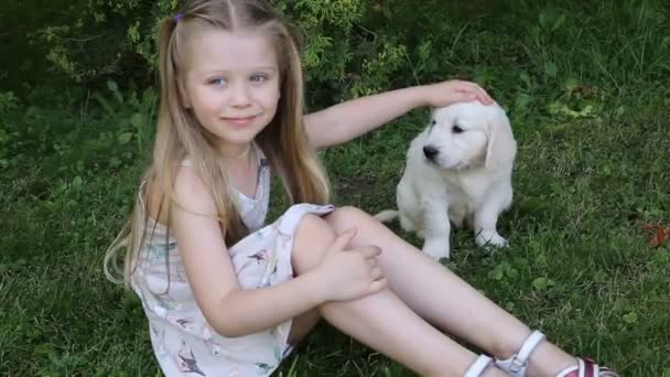 Hermosa niña jugando con los cachorros en la naturaleza — Vídeo de stock