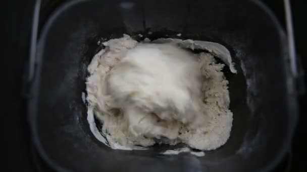 Сучасні технології на кухні. Хлібопічка замішує тісто. прискорене відео — стокове відео