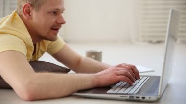 şok ve sürpriz - beklenmedik bir şey üstünde laptop gören bir adam tepki