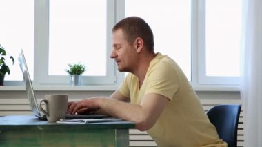 bir dizüstü bilgisayar ile onun masasında yorgunluk serbest programcı uykuya dalar