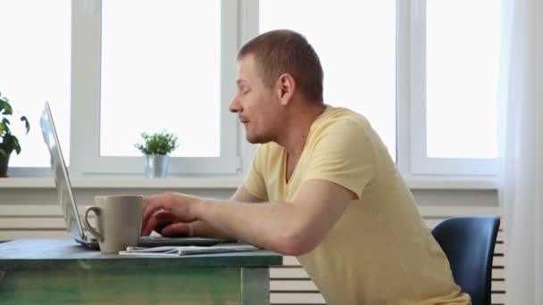 Фрілансер засинає від втоми на своєму столі з ноутбуком — стокове відео