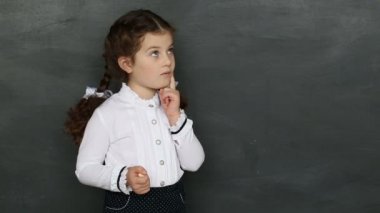 küçük bir kız blackboard ayakta
