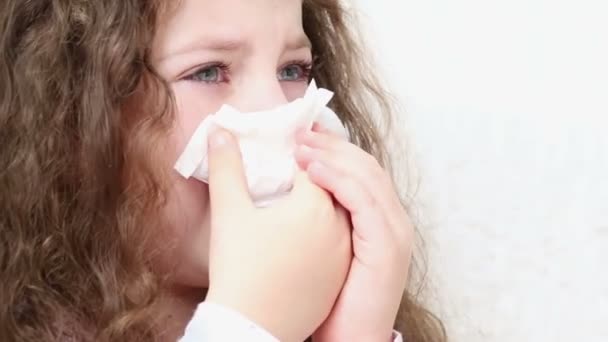 Kleine meisje huilen, close-up — Stockvideo