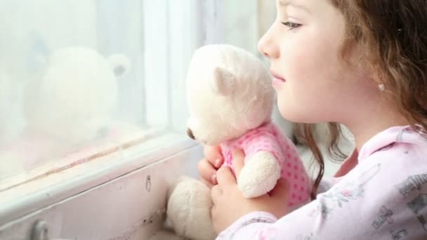 Bambina che guarda fuori dalla finestra - tracking shot — Video Stock