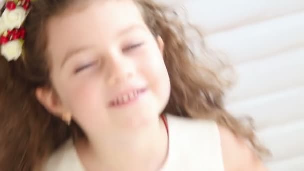 Симпатичная маленькая девочка на качелях - ручной кадр — стоковое видео