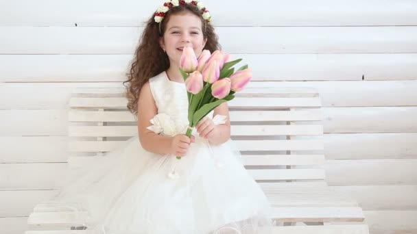 Маленькая девочка и корзина цветов на розовый — стоковое видео