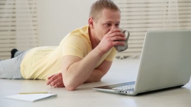 kahve içme ve dizüstü evde yerde sohbet neşeli adam