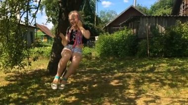 mutlu kız rustik bir bahçe - ağır çekim bir ahırda üzerinde sallanan bir