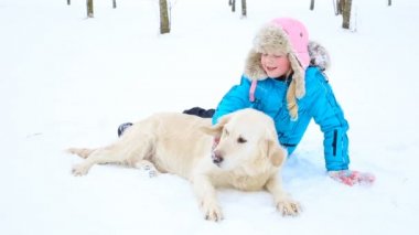 aşk için pets - kız parkta karda bir golden retriever ile dinleniyor