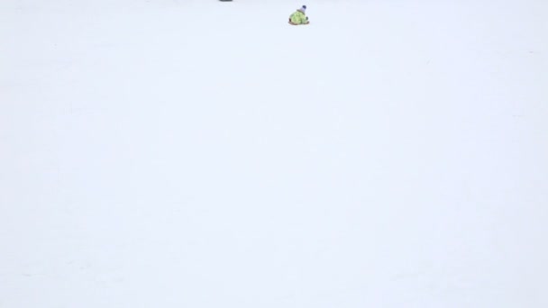 Garçon Balade Colline Neige Sur Tubes Prise Vue Main — Video