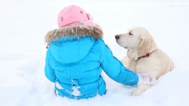 aşk için pets - kız parkta karda bir golden retriever ile dinleniyor