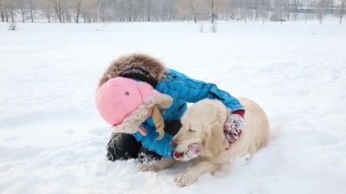 aşk için pets - kız parkta karda bir golden retriever ile dinleniyor