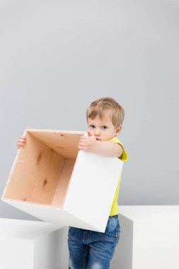 beyaz büyük küpleri ile oynarken küçük mutlu çocuk