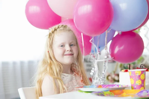 El cumpleaños de la chiquilla - la mesa de fiesta y los globos brillantes de colores —  Fotos de Stock