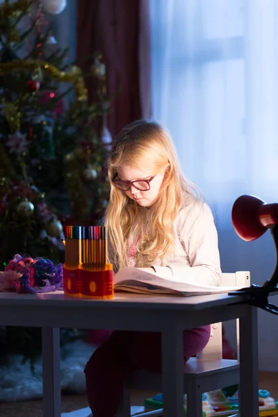 Девушка делает домашнюю работу за столом — стоковое фото