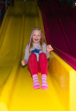 bir kız bir tepeden aşağı yuvarlanan bir eğlence parkı içinde-eğleniyor