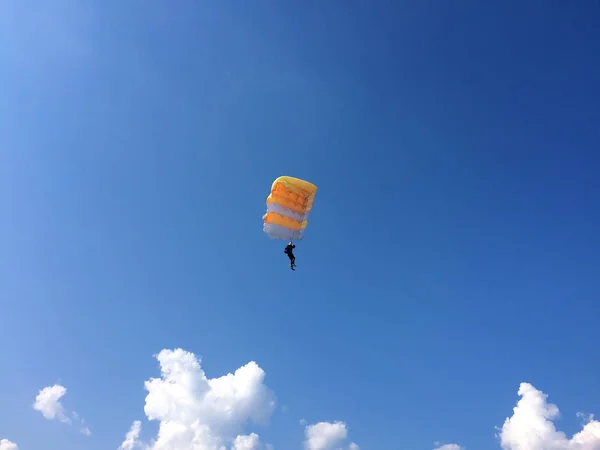 Deportes extremos - el paracaidista aterriza en el suelo — Foto de Stock