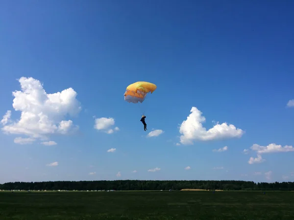 Sporty ekstremalne - spadochroniarzy ląduje na ziemi — Zdjęcie stockowe