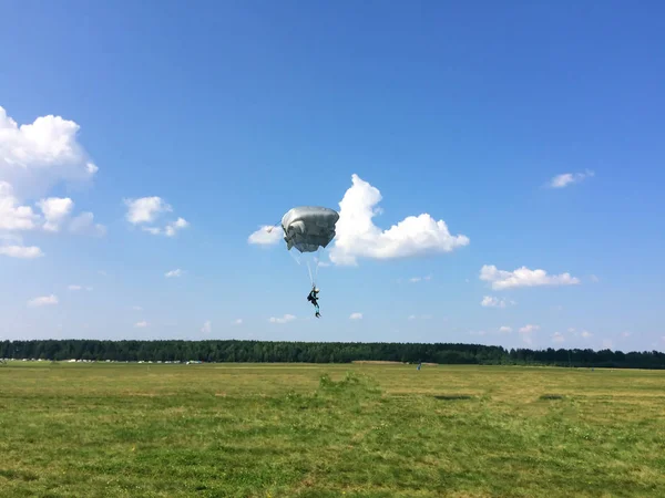 Sporty ekstremalne - spadochroniarzy ląduje na ziemi — Zdjęcie stockowe