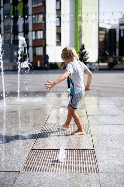 modern bir şehir - çeşmeler ile eğleniyor küçük çocuk çocuklarda yaşam