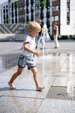 modern bir şehir - çeşmeler ile eğleniyor küçük çocuk çocuklarda yaşam