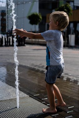 modern bir şehir - çeşmeler ile eğleniyor küçük çocuk çocuklarda yaşam