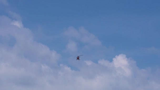 Gökyüzünde uçan bir helikopter — Stok video